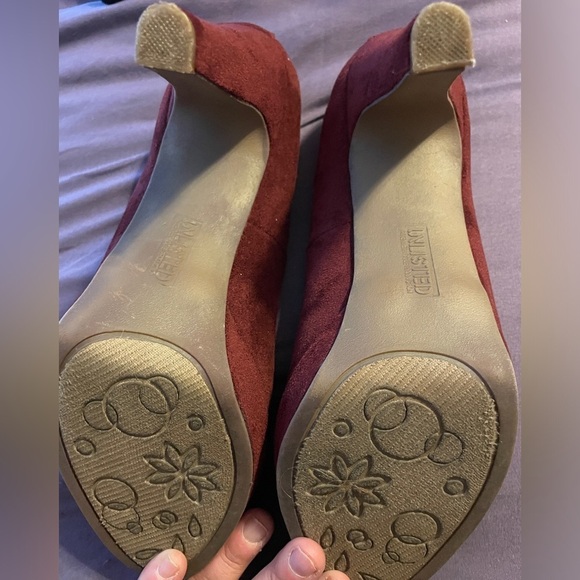 Unlisted Kenneth Cole Film Maker Burgundy Velvet Heels Sz 8 1/2 Wide - Picture 7 of 9